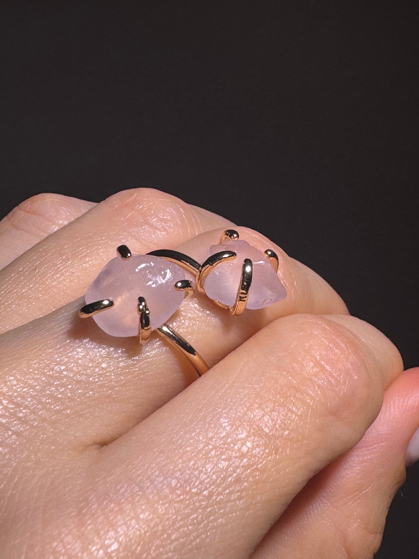 Rosenquarz-Ring aus 18k vergoldetem Kupfer | Verstellbarer Naturstein-Schmuck für emotionale Heilung & Liebe