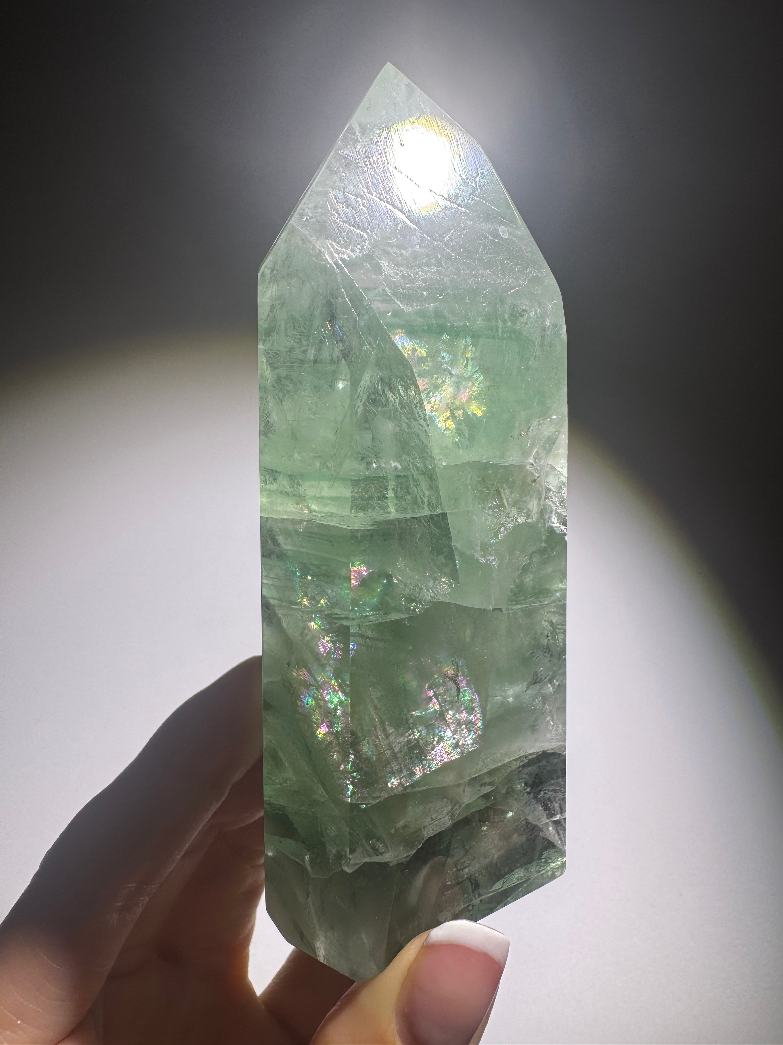 Seltene mintgrüne Fluoritspitze mit Regenbogen und Phantomlinien, 11 cm, 325 g, Brasilien