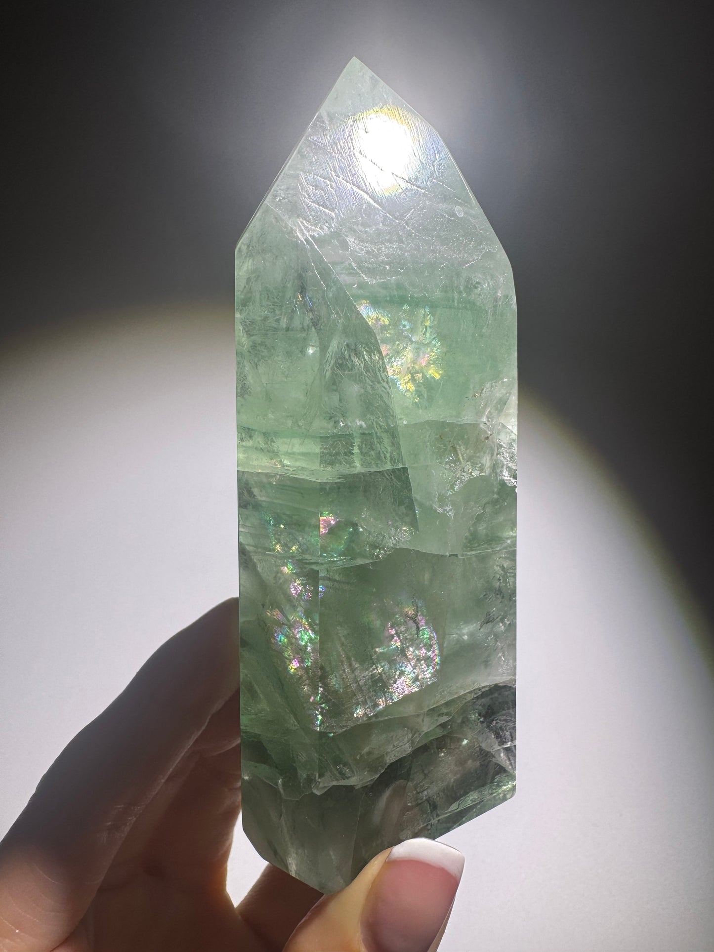 Seltene mintgrüne Fluoritspitze mit Regenbogen und Phantomlinien, 11 cm, 325 g, Brasilien