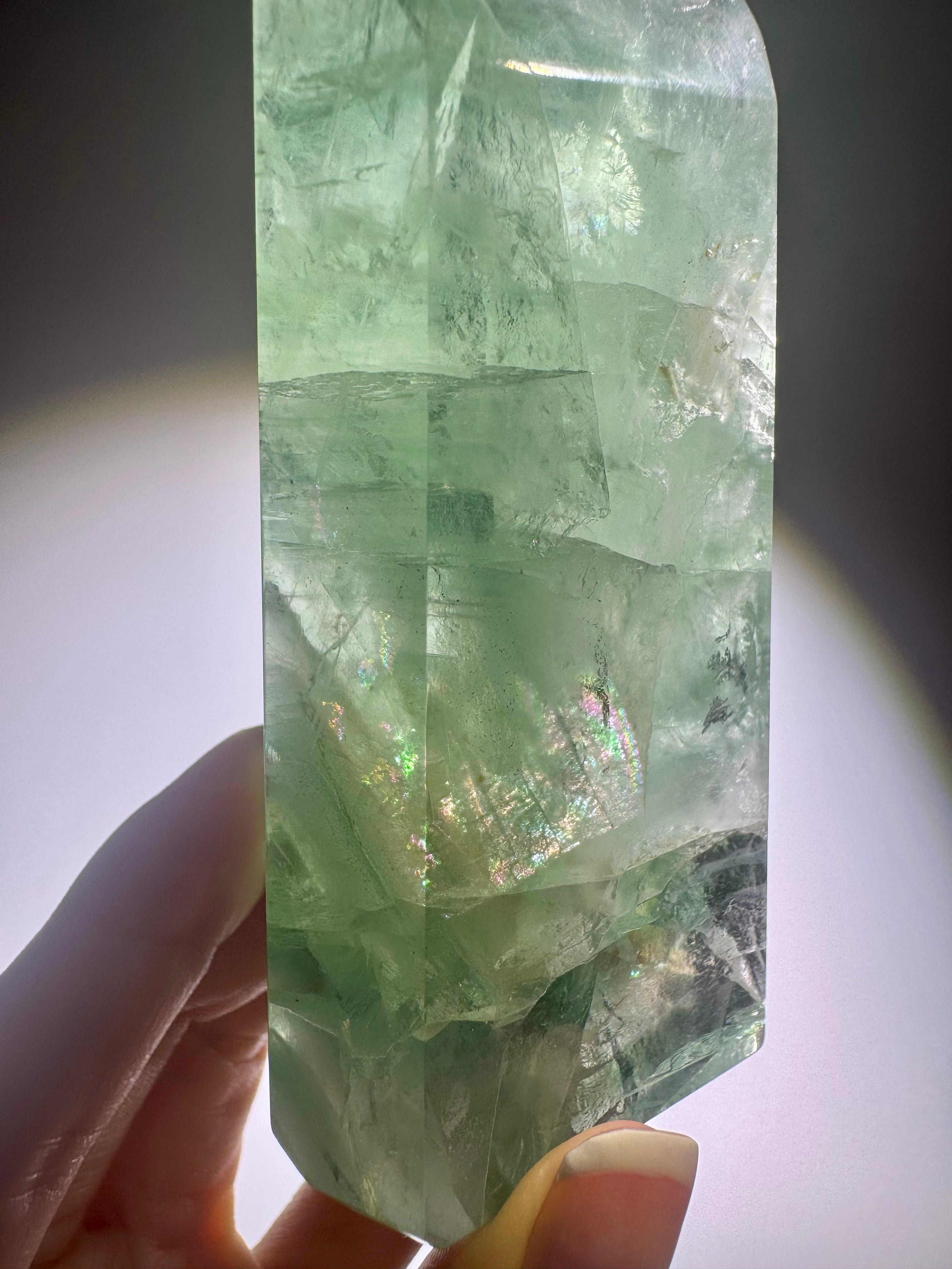 Seltene mintgrüne Fluoritspitze mit Regenbogen und Phantomlinien, 11 cm, 325 g, Brasilien