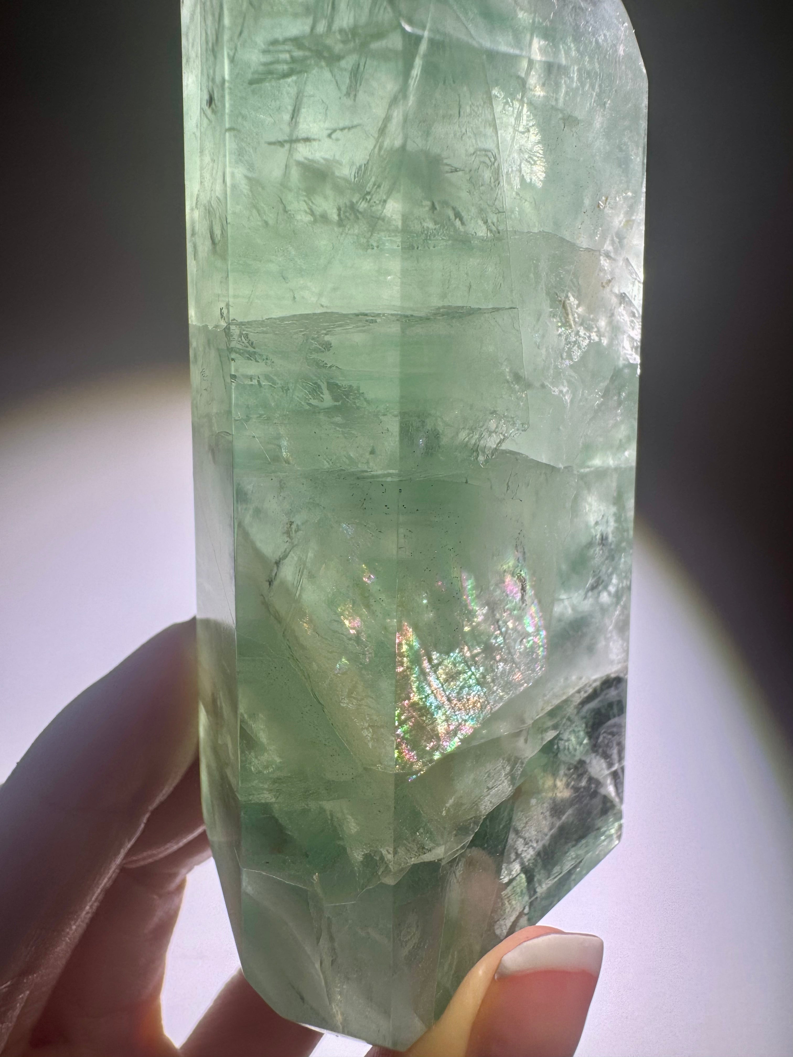 Seltene mintgrüne Fluoritspitze mit Regenbogen und Phantomlinien, 11 cm, 325 g, Brasilien
