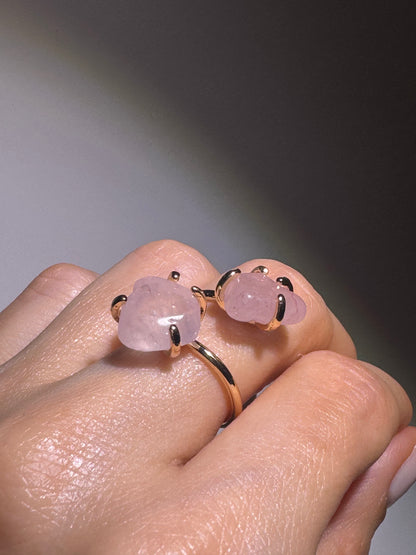 Handgefertigter Rosenquarz-Ring | Spiritueller Schmuck mit Heilstein – vergoldet & grössenverstellbar
