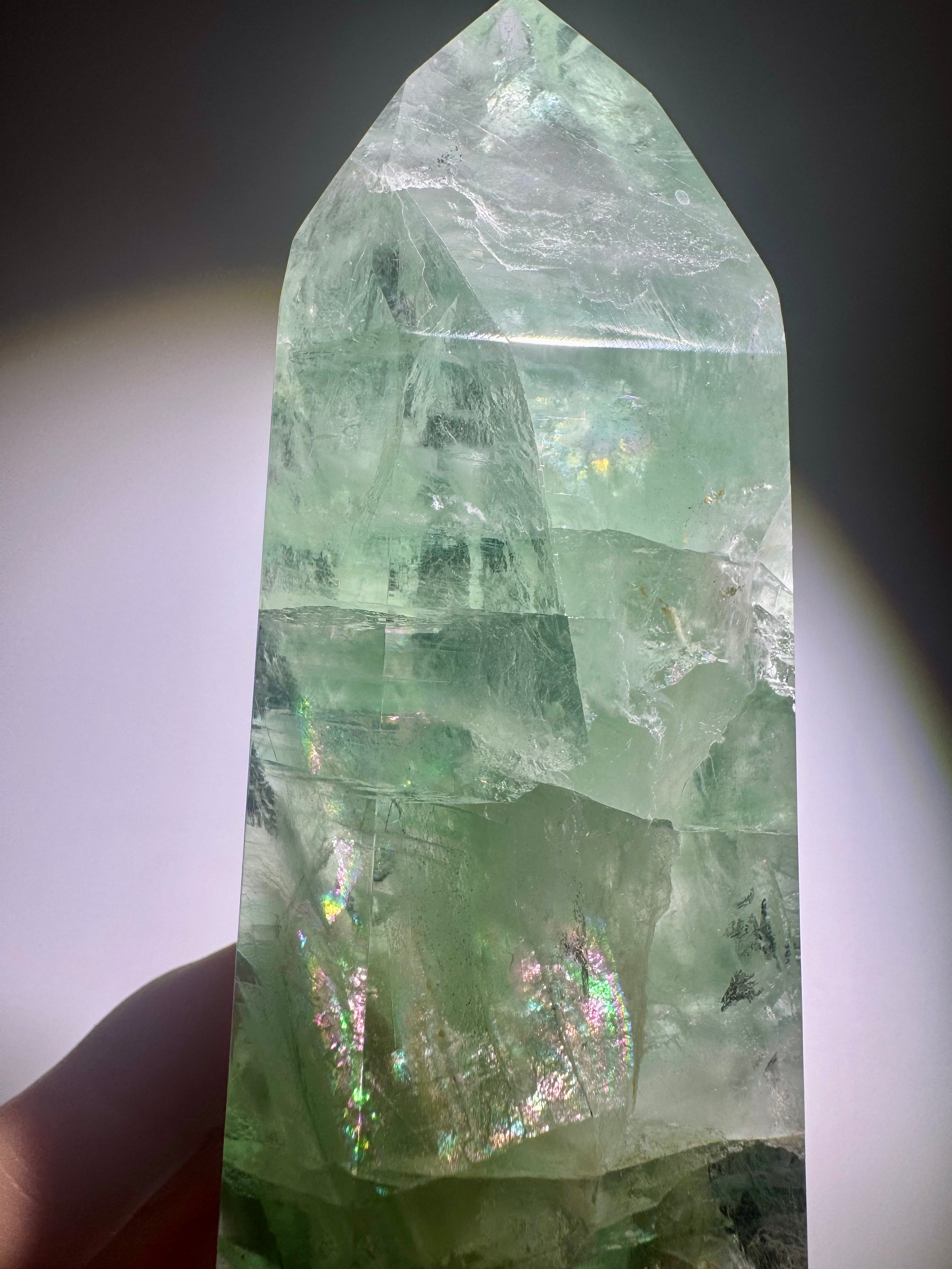 Seltene mintgrüne Fluoritspitze mit Regenbogen und Phantomlinien, 11 cm, 325 g, Brasilien