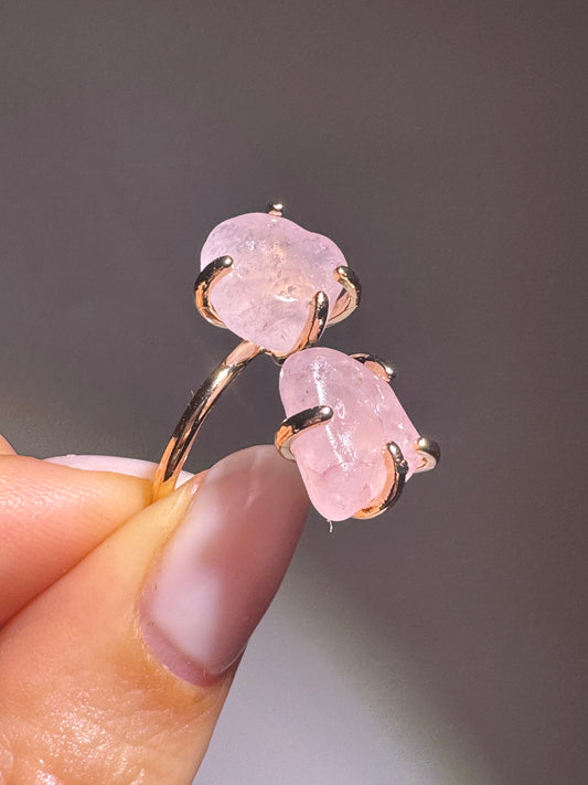Handgefertigter Rosenquarz-Ring | Spiritueller Schmuck mit Heilstein – vergoldet & grössenverstellbar