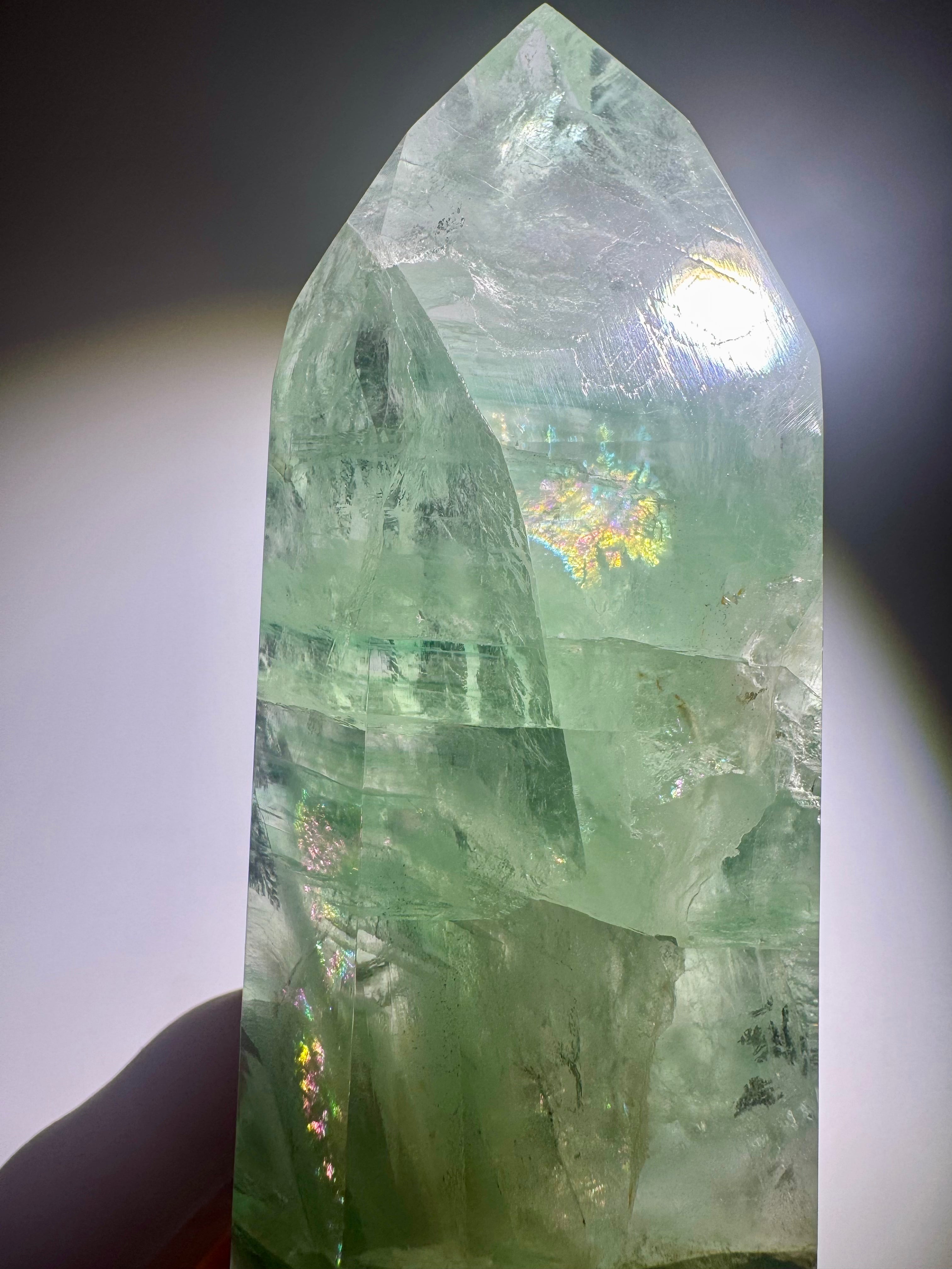 Seltene mintgrüne Fluoritspitze mit Regenbogen und Phantomlinien, 11 cm, 325 g, Brasilien