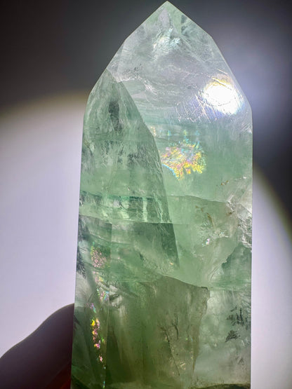 Seltene mintgrüne Fluoritspitze mit Regenbogen und Phantomlinien, 11 cm, 325 g, Brasilien
