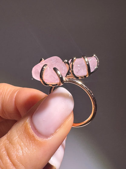 Handgefertigter Rosenquarz-Ring | Spiritueller Schmuck mit Heilstein – vergoldet & grössenverstellbar