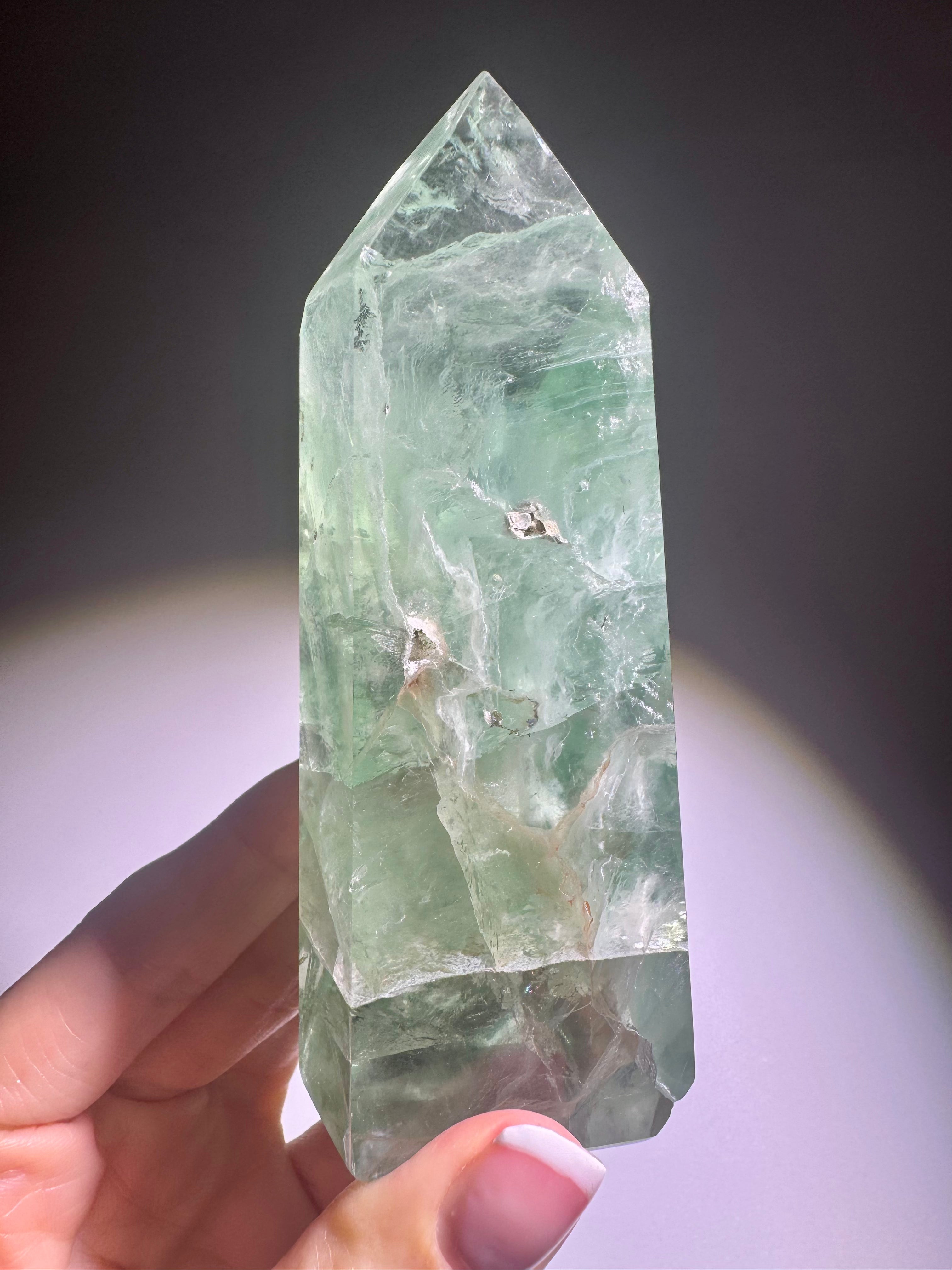 Seltene mintgrüne Fluoritspitze mit Regenbogen und Phantomlinien, 11 cm, 325 g, Brasilien