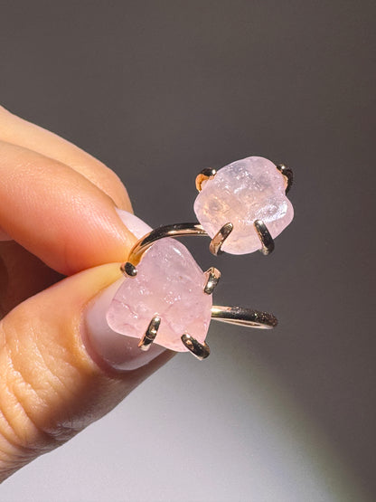 Handgefertigter Rosenquarz-Ring | Spiritueller Schmuck mit Heilstein – vergoldet & grössenverstellbar