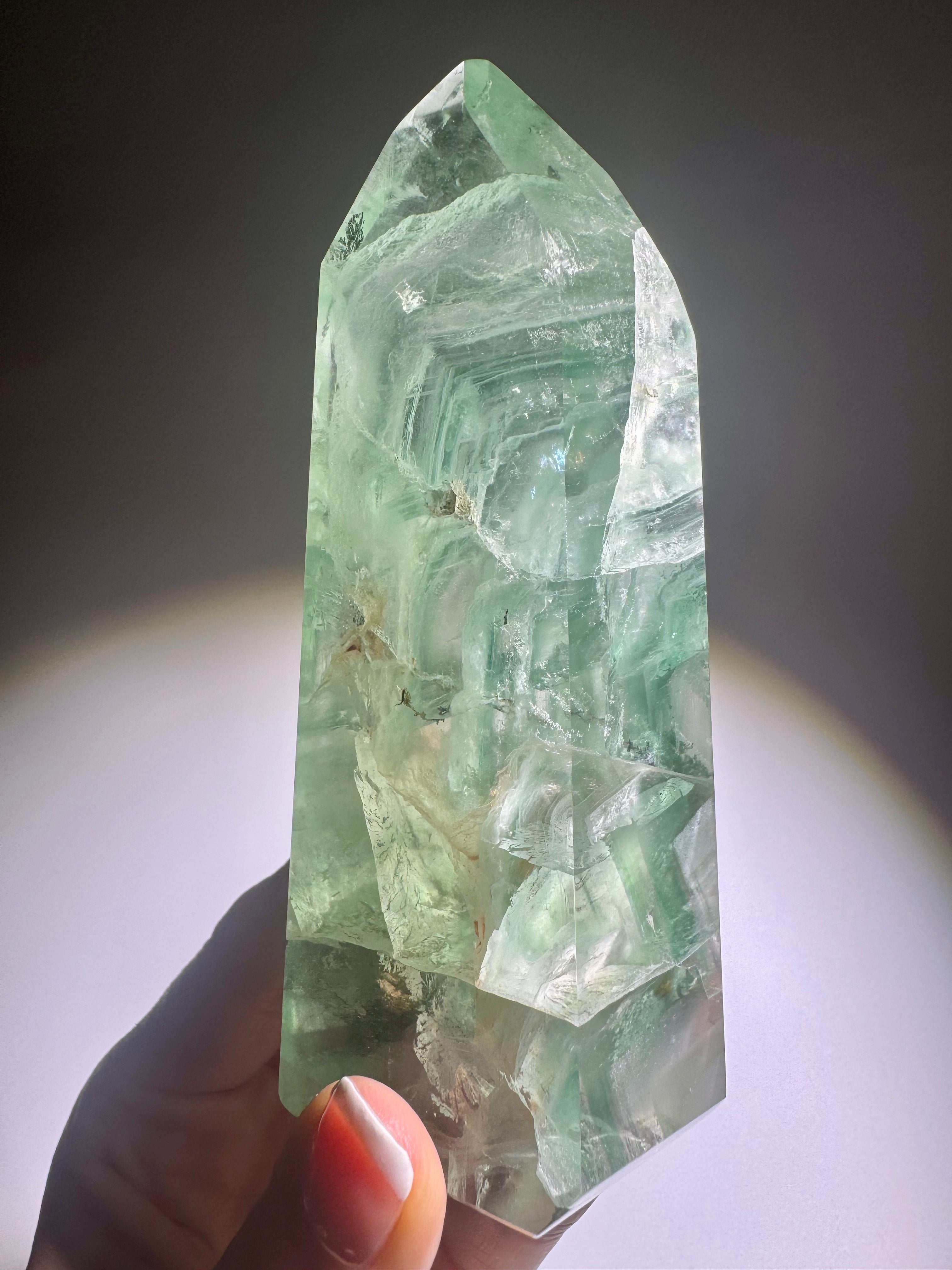 Seltene mintgrüne Fluoritspitze mit Regenbogen und Phantomlinien, 11 cm, 325 g, Brasilien