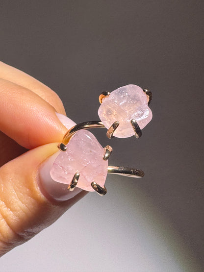 Handgefertigter Rosenquarz-Ring | Spiritueller Schmuck mit Heilstein – vergoldet & grössenverstellbar