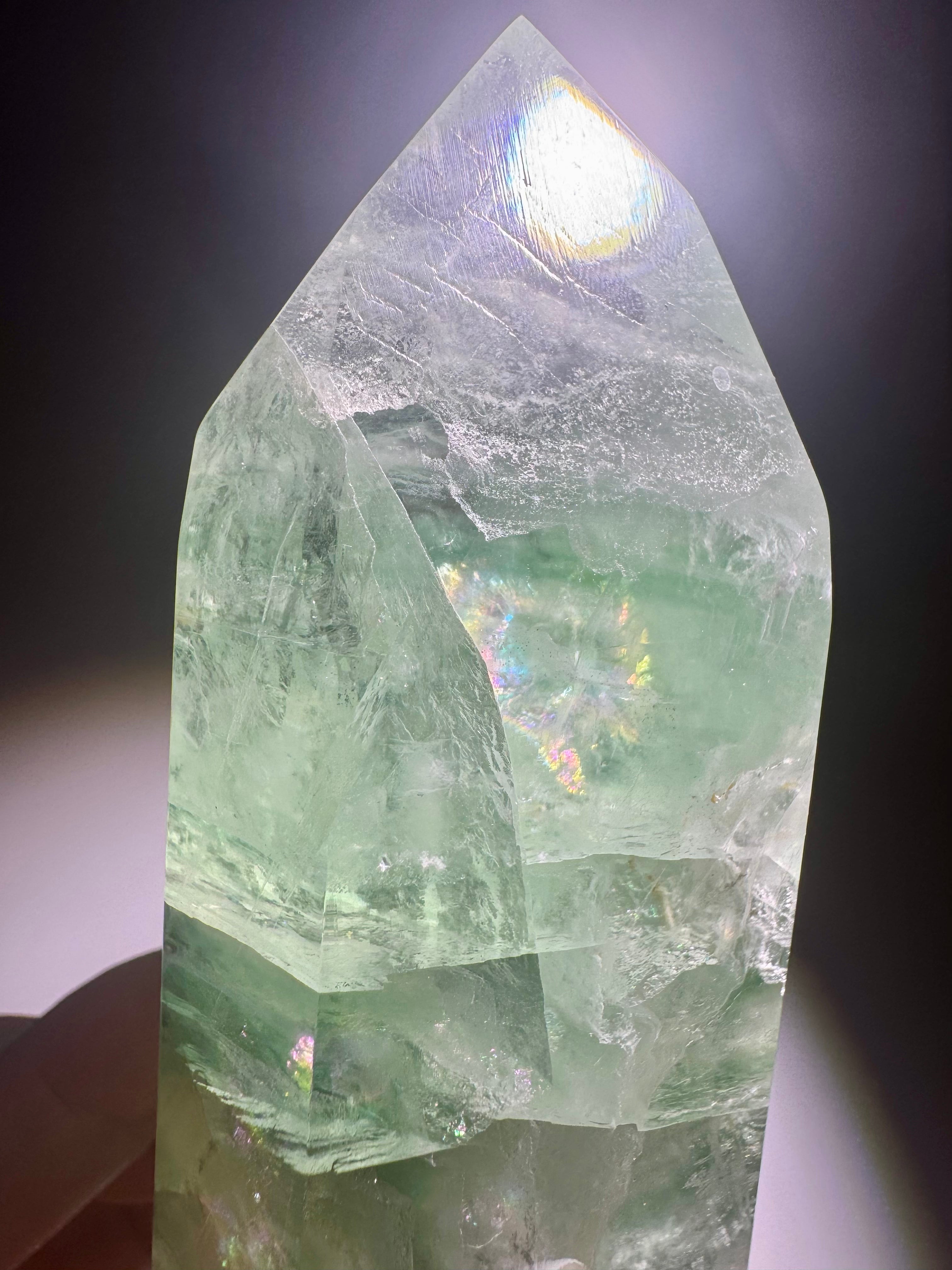 Seltene mintgrüne Fluoritspitze mit Regenbogen und Phantomlinien, 11 cm, 325 g, Brasilien