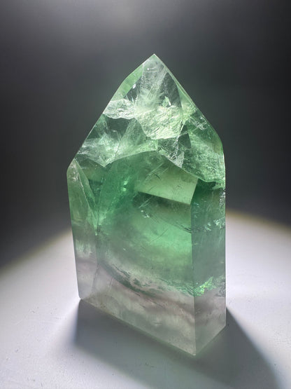 Seltene grasgrüne klare Fluoritspitze, 8,2 cm hoch, 221 g, Brasilien