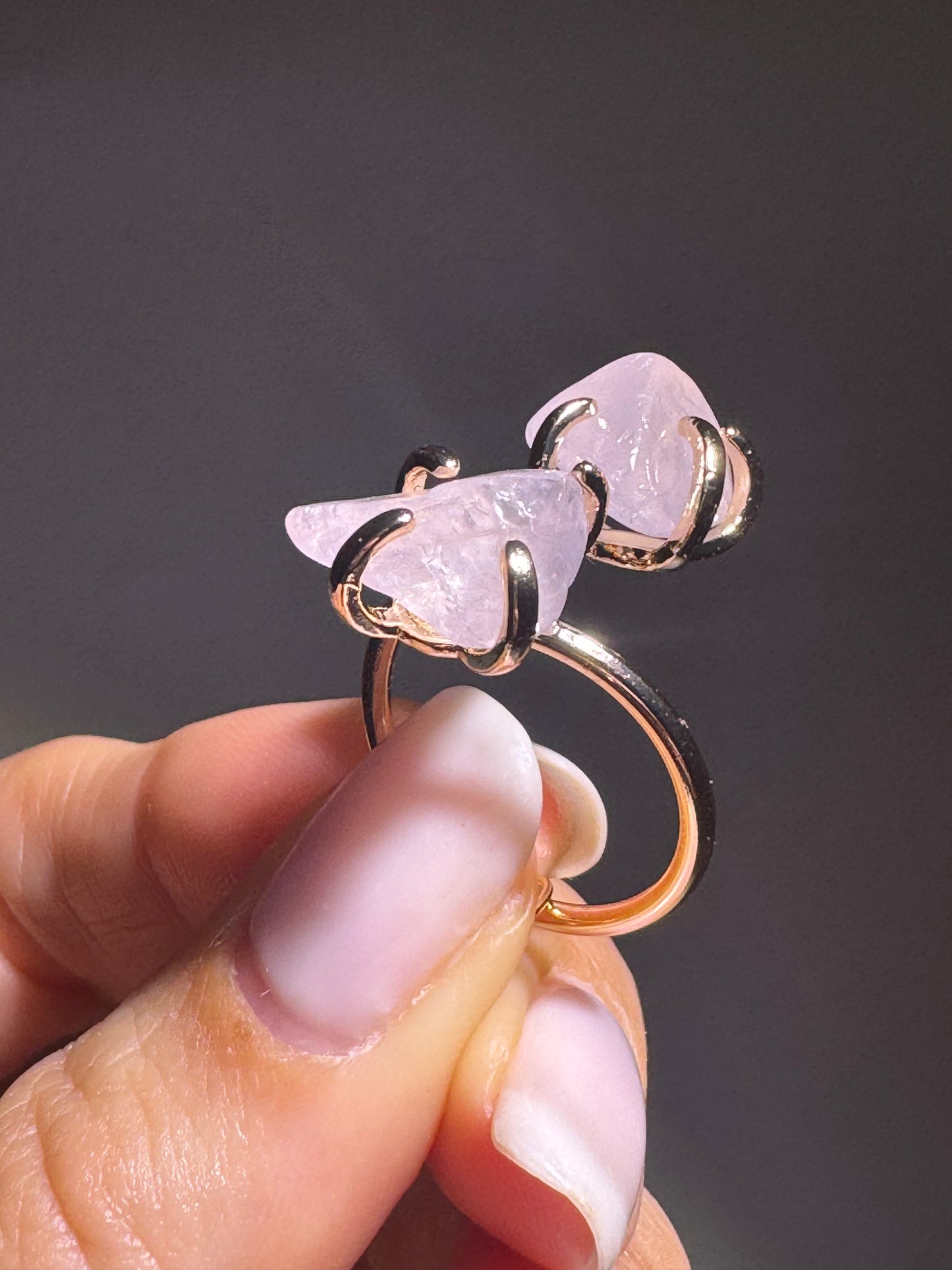 Rosenquarz Ring mit 18k vergoldeter Fassung – natürlicher Heilstein für Herzöffnung
