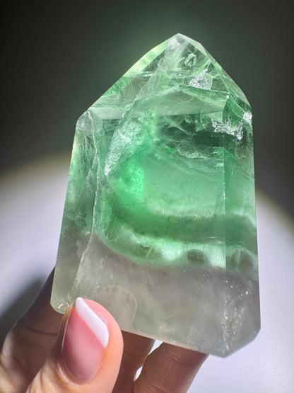 Seltene grasgrüne klare Fluoritspitze, 8,2 cm hoch, 221 g, Brasilien