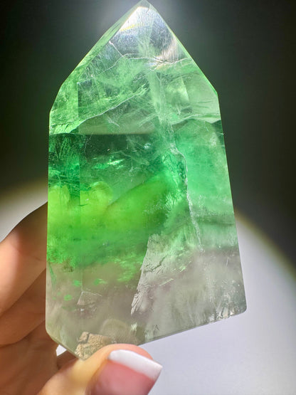 Seltene grasgrüne klare Fluoritspitze, 8,2 cm hoch, 221 g, Brasilien