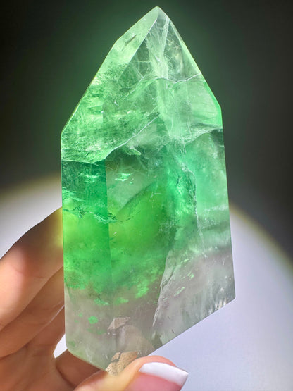 Seltene grasgrüne klare Fluoritspitze, 8,2 cm hoch, 221 g, Brasilien