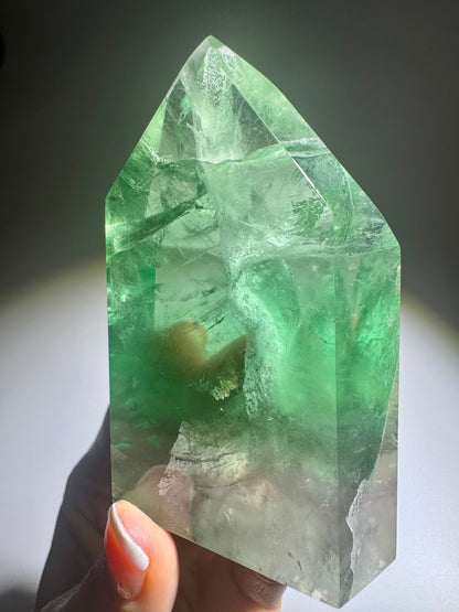 Seltene grasgrüne klare Fluoritspitze, 8,2 cm hoch, 221 g, Brasilien