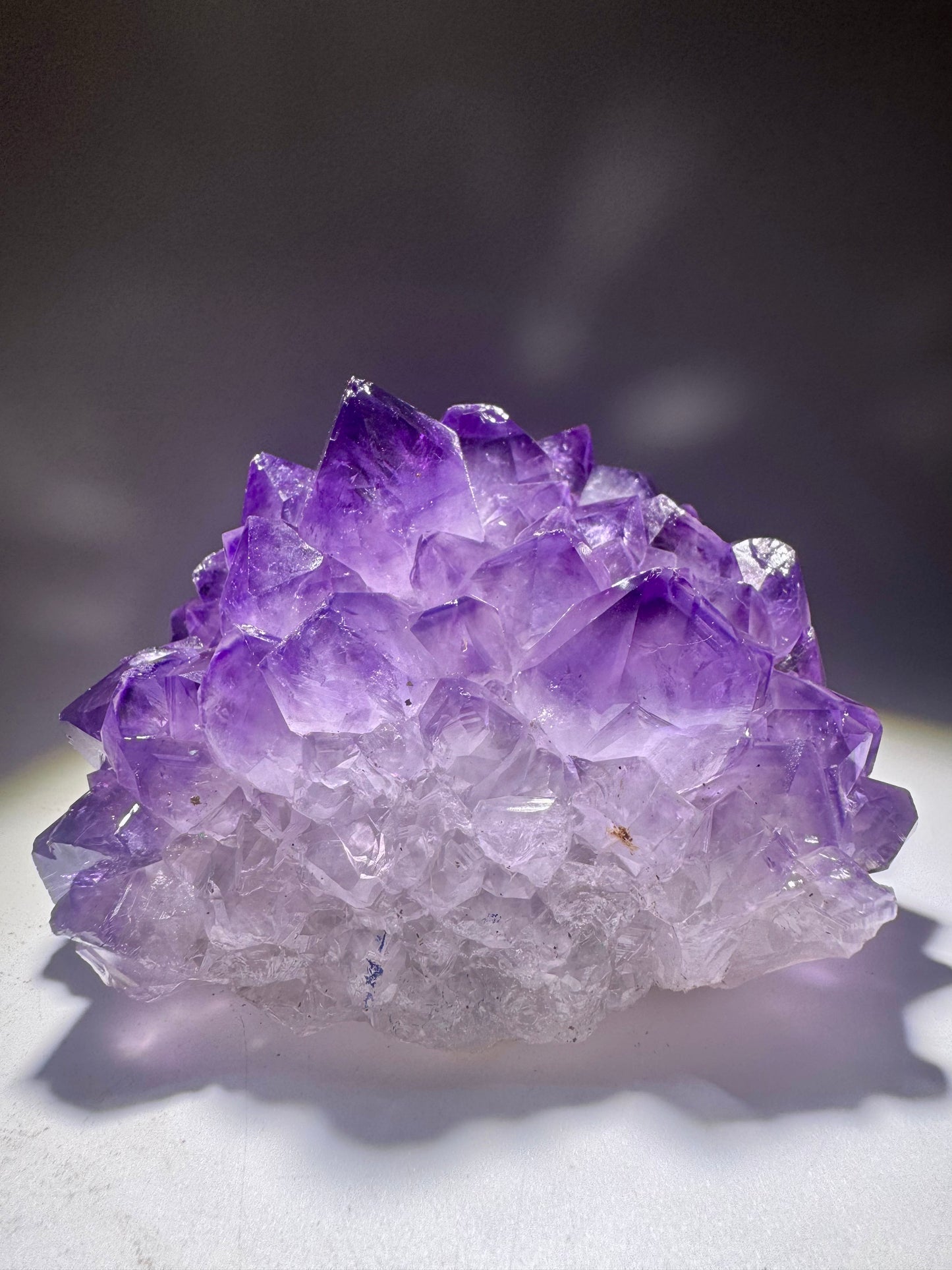 Zauberhafte Amethystblüte aus Uruguay – Stalaktit-Edelstein auf goldenem Ständer, 14,2 cm, 847 g