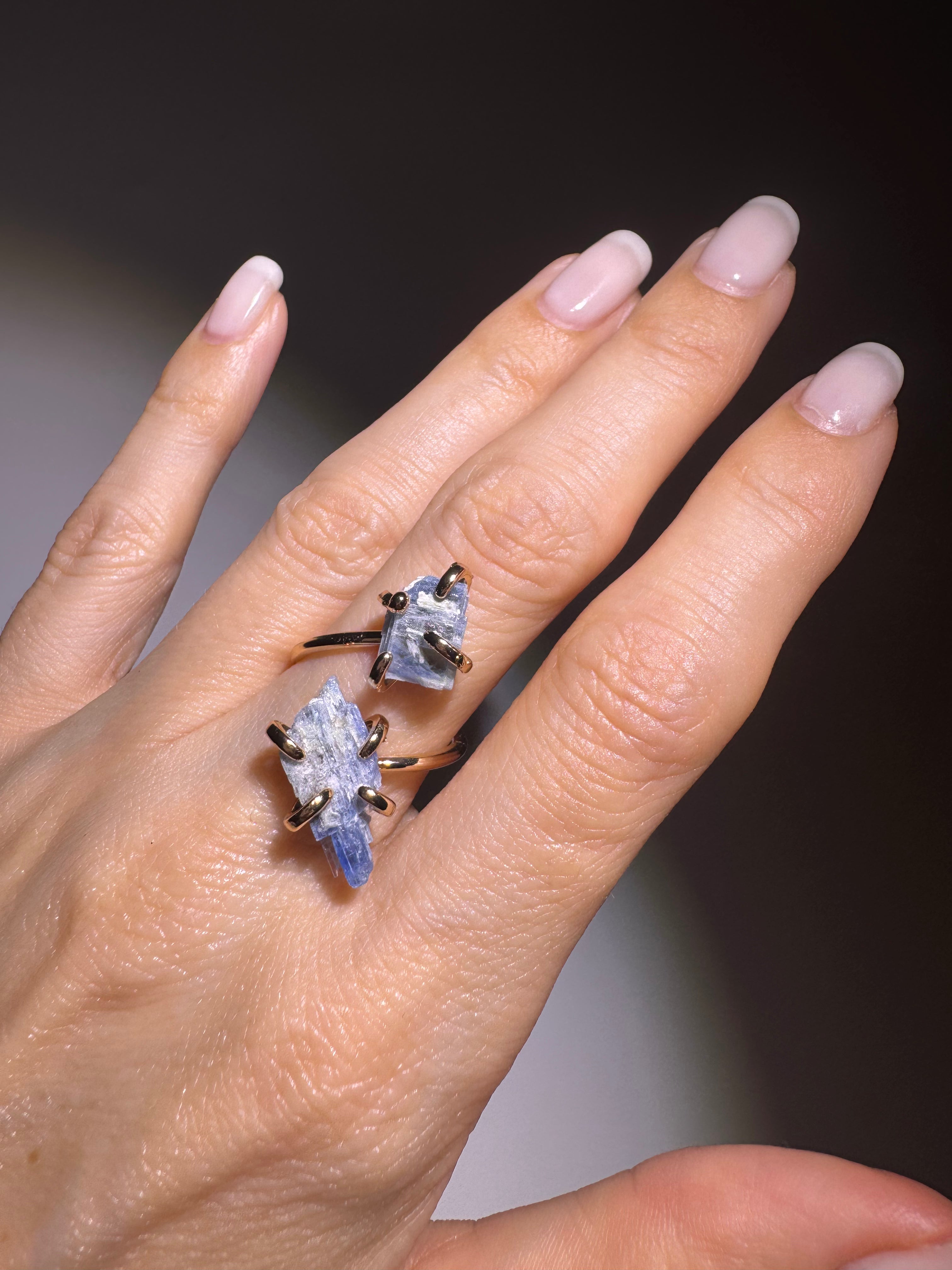 Eleganter Kryonit-Ring mit kristallblauem Edelstein – grössenverstellbarer Kupferring mit Goldvergoldung