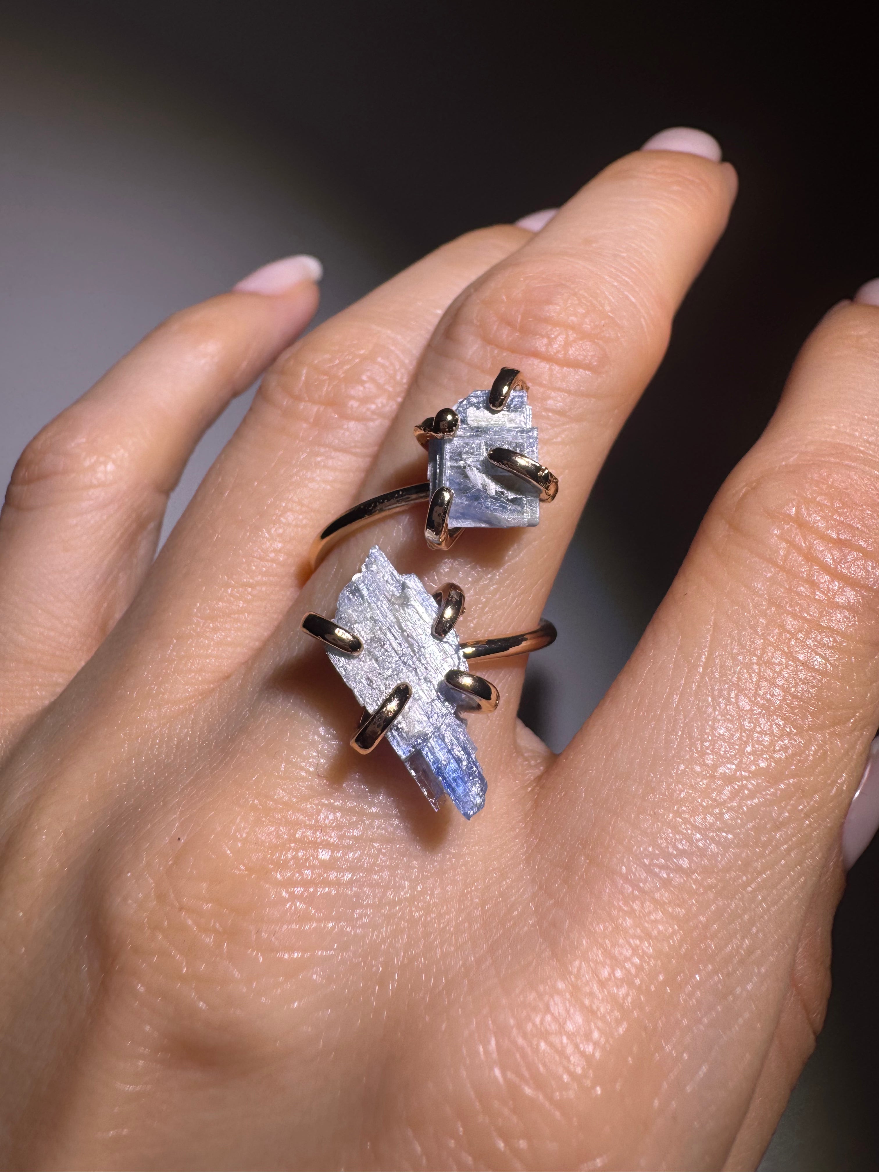 Eleganter Kryonit-Ring mit kristallblauem Edelstein – grössenverstellbarer Kupferring mit Goldvergoldung