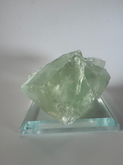 Ganz klarer Glas-Fluorit – 9.7 cm, 353 g, brillanter Edelstein in höchster Qualität