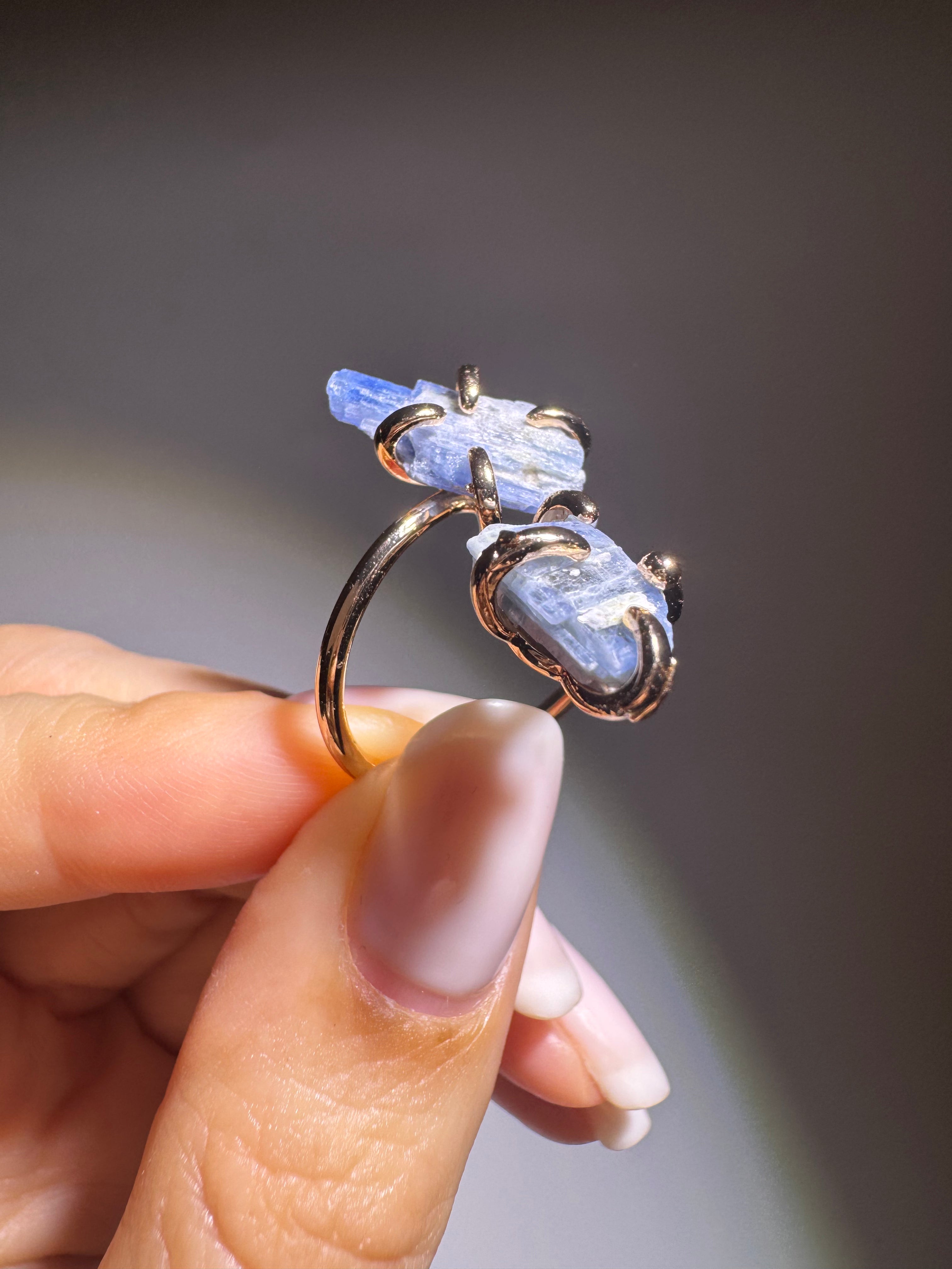 Eleganter Kryonit-Ring mit kristallblauem Edelstein – grössenverstellbarer Kupferring mit Goldvergoldung
