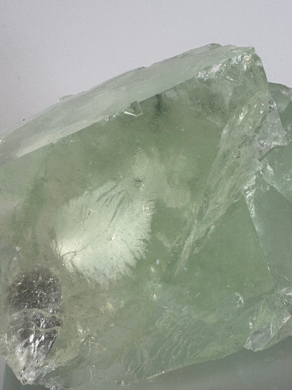 Ganz klarer Glas-Fluorit – 9.7 cm, 353 g, brillanter Edelstein in höchster Qualität