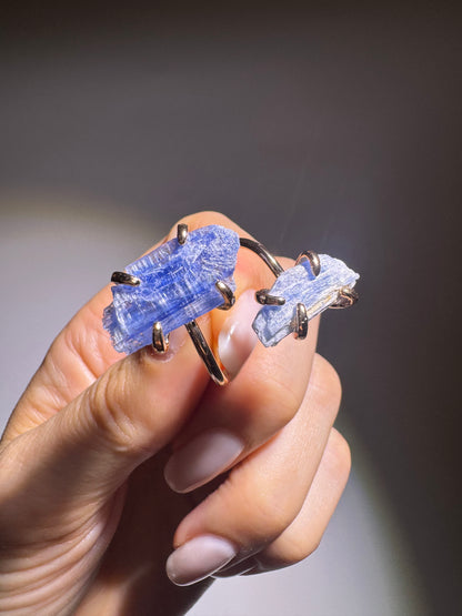 Kristallblau-Kryonit-Ring aus vergoldetem Kupfer – spiritueller Schmuck für Balance, Fokus und Gelassenheit