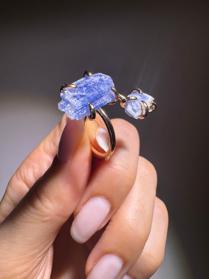 Kristallblau-Kryonit-Ring aus vergoldetem Kupfer – spiritueller Schmuck für Balance, Fokus und Gelassenheit