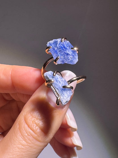 Kristallblau-Kryonit-Ring aus vergoldetem Kupfer – spiritueller Schmuck für Balance, Fokus und Gelassenheit