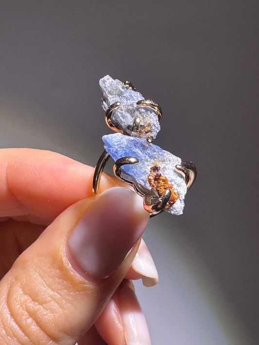 Eleganter Kryonit-Ring mit kristallblauem Edelstein – grössenverstellbarer Kupferring mit Goldvergoldung