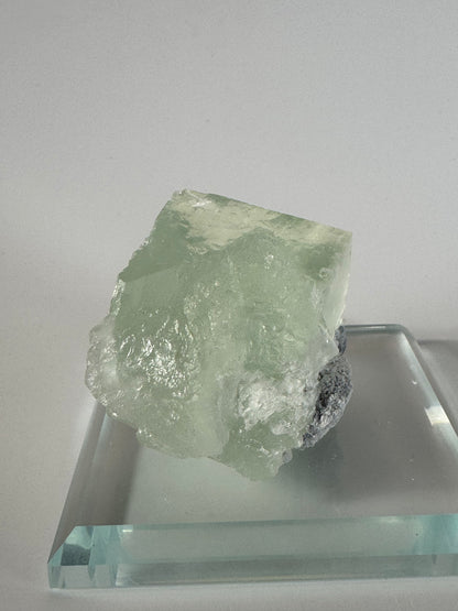 Bezaubernder mint grüner Glas-Fluorit - 6.5cm, 183g