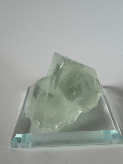 Bezaubernder mint grüner Glas-Fluorit - 6.5cm, 183g