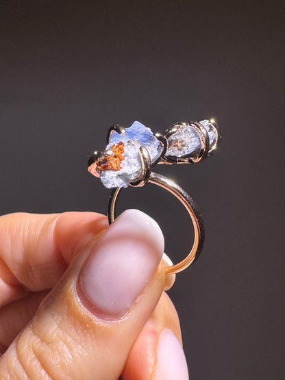 Eleganter Kryonit-Ring mit kristallblauem Edelstein – grössenverstellbarer Kupferring mit Goldvergoldung