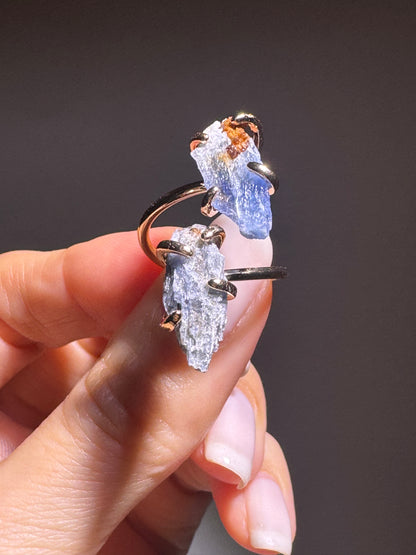 Eleganter Kryonit-Ring mit kristallblauem Edelstein – grössenverstellbarer Kupferring mit Goldvergoldung
