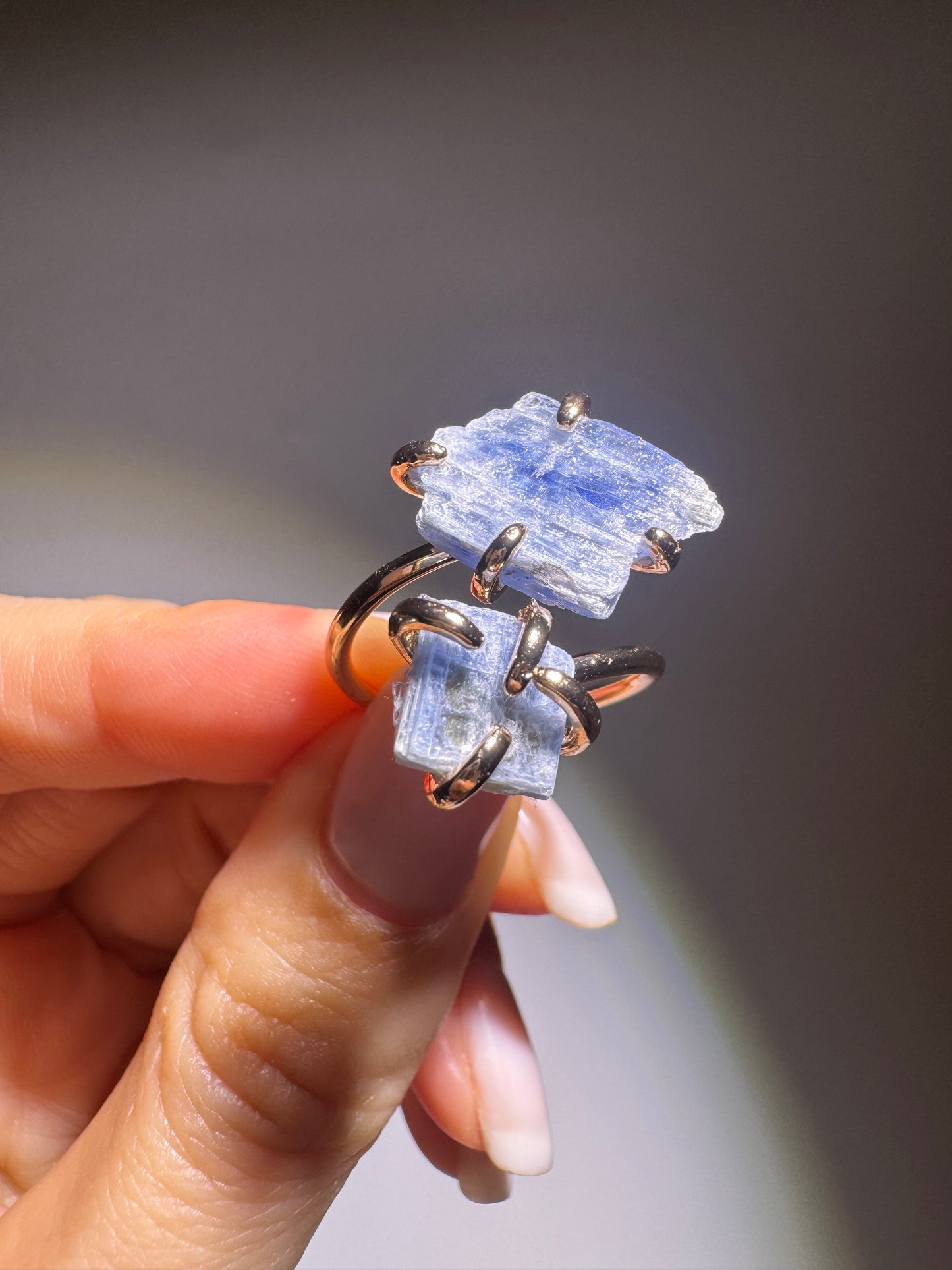 Verstellbarer Kristallblau-Kryonit-Ring aus 18k vergoldetem Kupfer – beruhigender Kristallschmuck