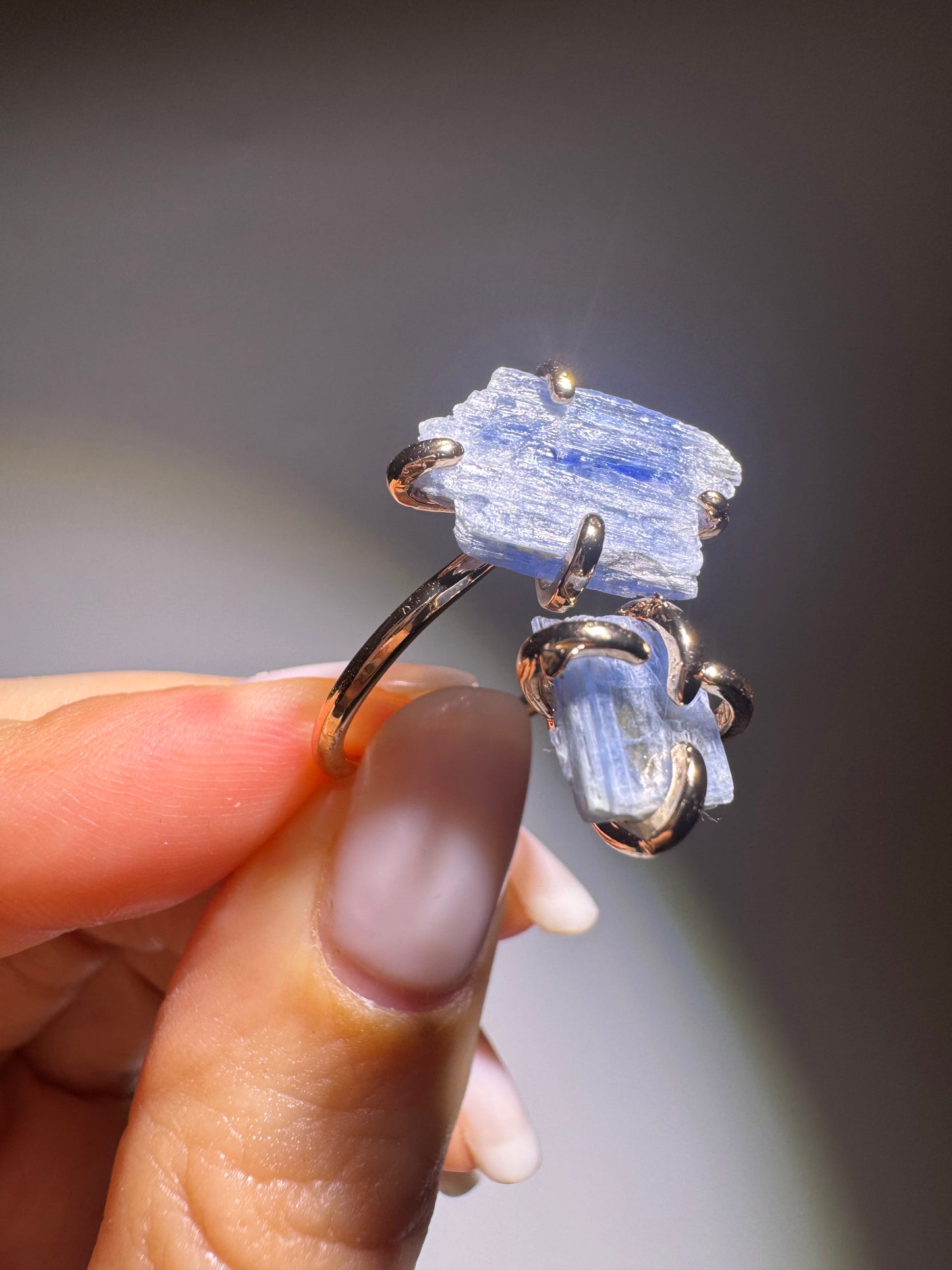 Verstellbarer Kristallblau-Kryonit-Ring aus 18k vergoldetem Kupfer – beruhigender Kristallschmuck