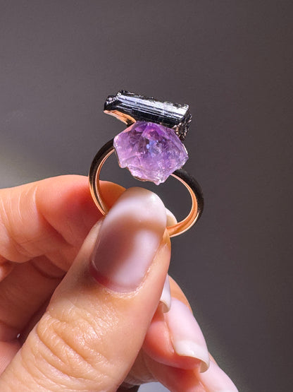Eleganter grössenverstellbarer Ring mit Amethyst & schwarzem Tourmalin
