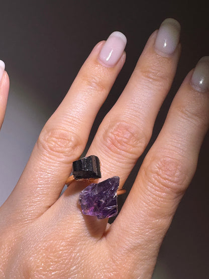 Verstellbarer Edelsteinring aus vergoldetem Kupfer mit Amethyst & Tourmalin