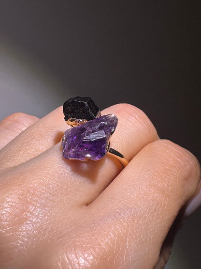 Verstellbarer Edelsteinring aus vergoldetem Kupfer mit Amethyst & Tourmalin