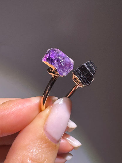 Verstellbarer Edelsteinring aus vergoldetem Kupfer mit Amethyst & Tourmalin