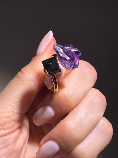 Verstellbarer Edelsteinring aus vergoldetem Kupfer mit Amethyst & Tourmalin