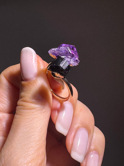Verstellbarer Edelsteinring aus vergoldetem Kupfer mit Amethyst & Tourmalin