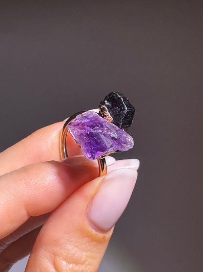 Verstellbarer Edelsteinring aus vergoldetem Kupfer mit Amethyst & Tourmalin