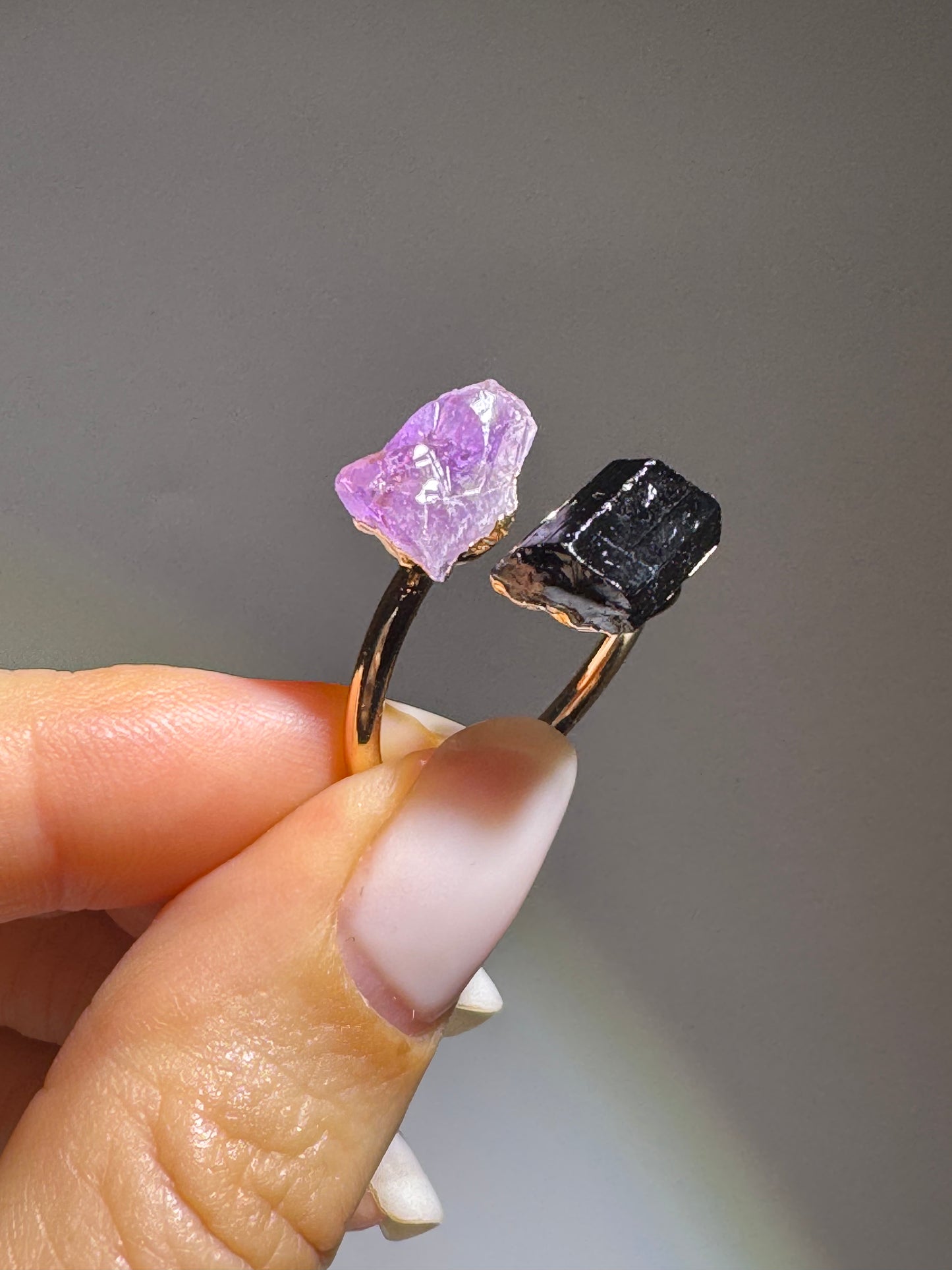 Kraftvoller Heilsteinring mit Amethyst und schwarzem Tourmalin 18 K vergoldet