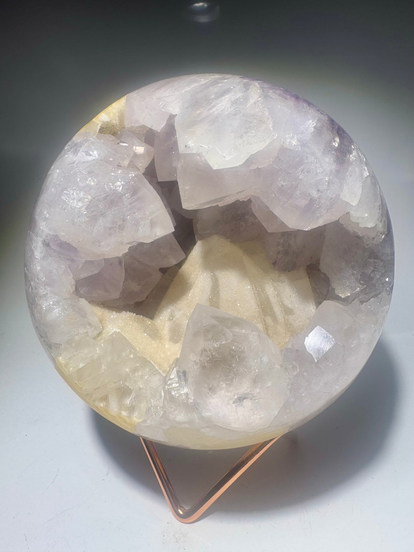 Exklusive Amethyst–Quarz Kugel mit funkelndem Kalzit – 13 cm pure Magie 💎