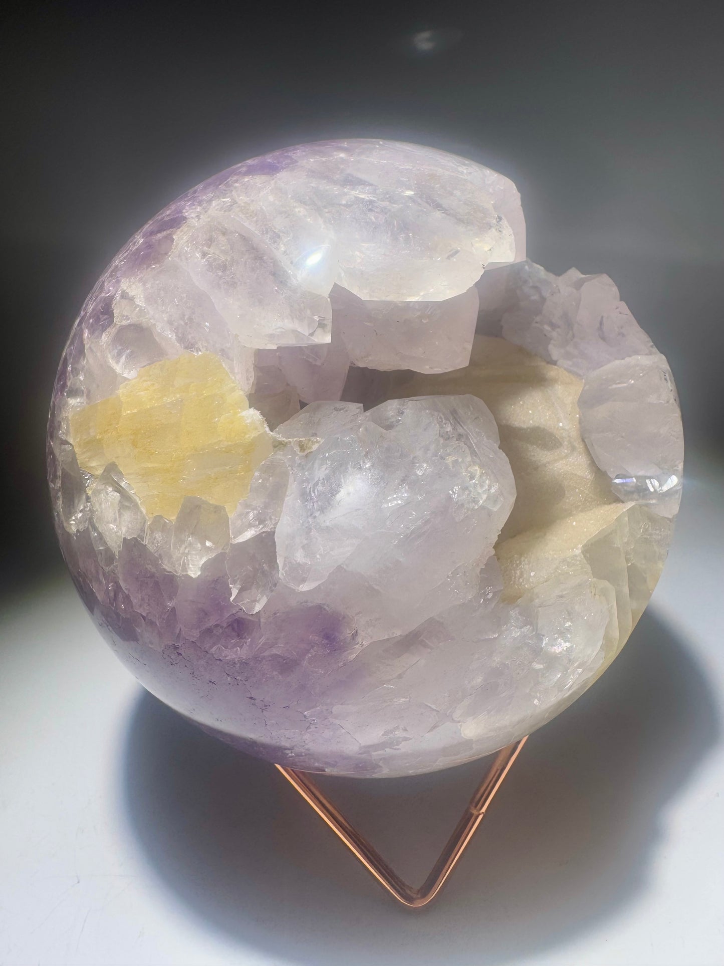 Exklusive Amethyst–Quarz Kugel mit funkelndem Kalzit – 13 cm pure Magie 💎