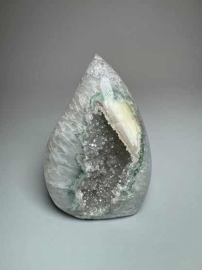 Hellgrüne Rainbow Amethyst Flamme – Uruguay – 8.5 cm, 250 g – funkelnd & selten 💚