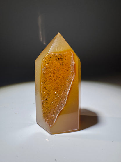 Süsse orangebraune Achat-Spitze aus Brasilien